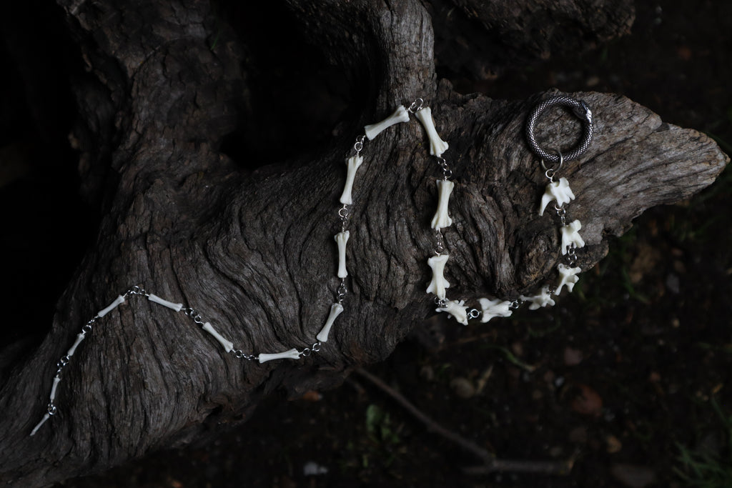 Fluid Polydactyl Cat Tail Articulation with Ouroboros Ring