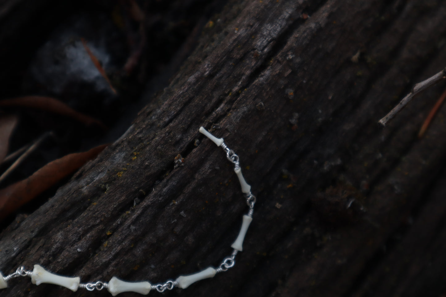 Fluid Groundhog Tail Articulation with Ouroboros Ring