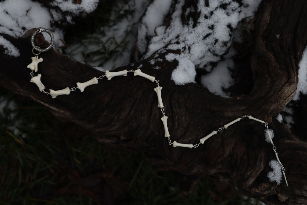 Fluid Coyote Tail Articulation with Ouroboros Ring