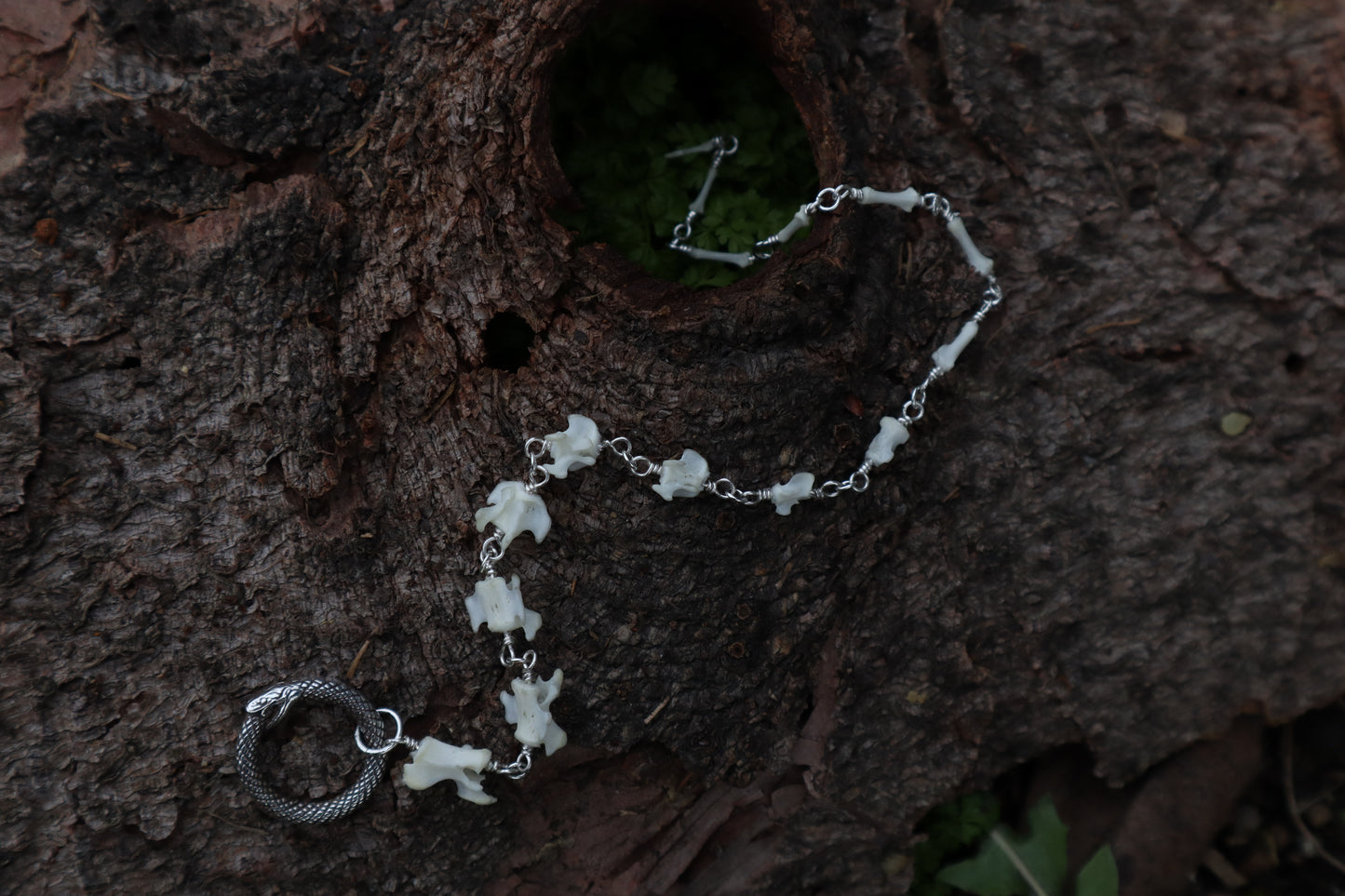 Fluid Rabbit Tail Articulation with Ouroboros Ring
