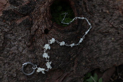 Fluid Rabbit Tail Articulation with Ouroboros Ring