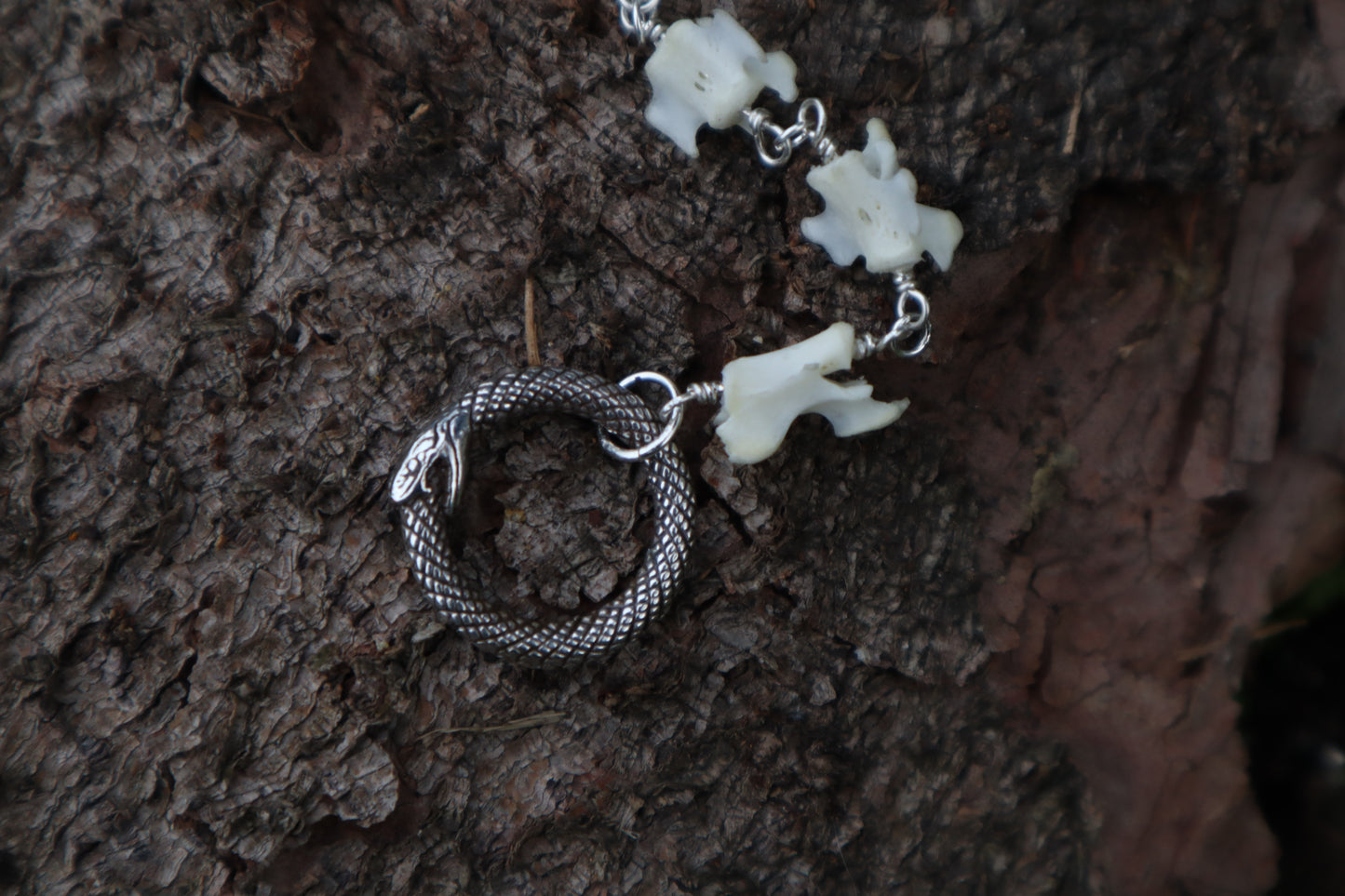 Fluid Rabbit Tail Articulation with Ouroboros Ring