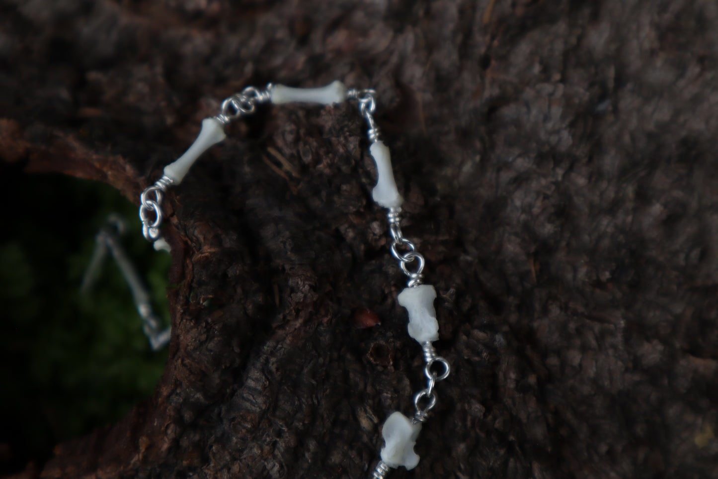 Fluid Rabbit Tail Articulation with Ouroboros Ring