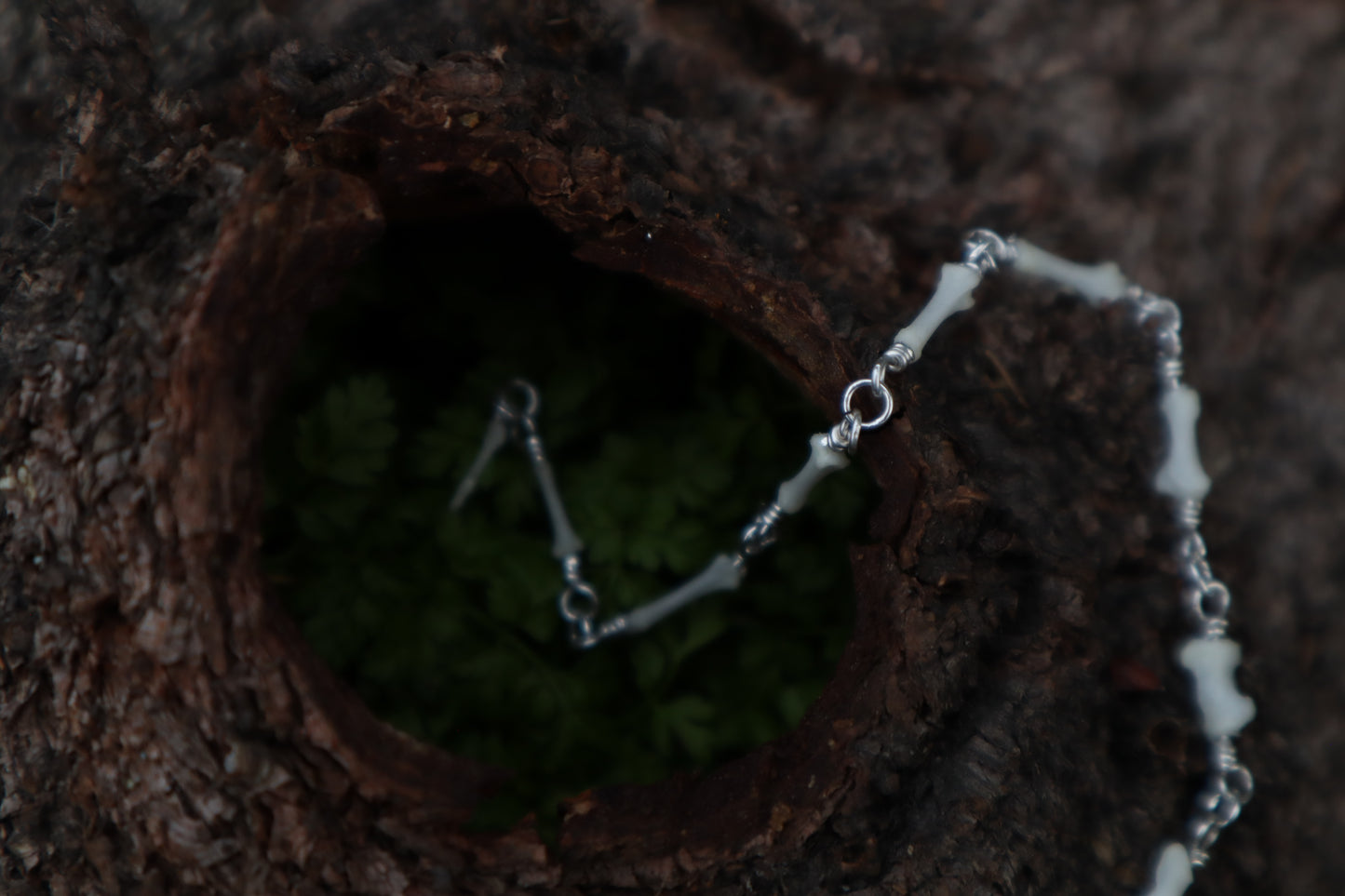 Fluid Rabbit Tail Articulation with Ouroboros Ring