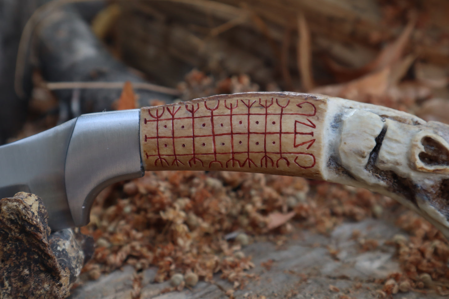 Nifhel Knife with Sacrum Stand