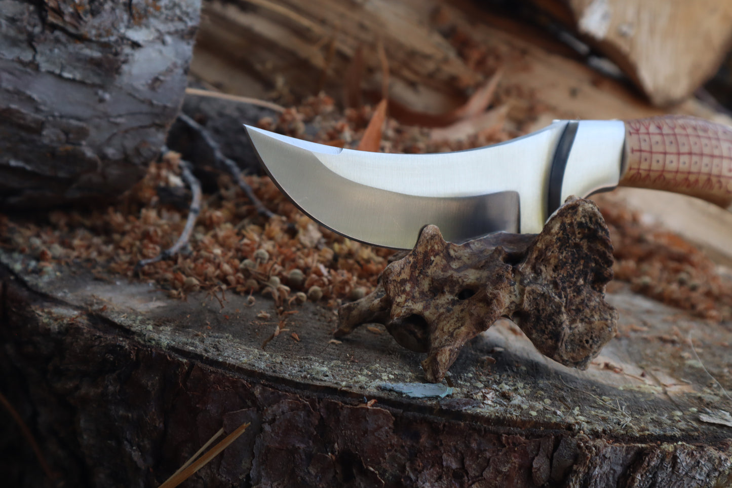 Nifhel Knife with Sacrum Stand