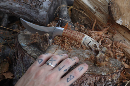 Nifhel Knife with Sacrum Stand