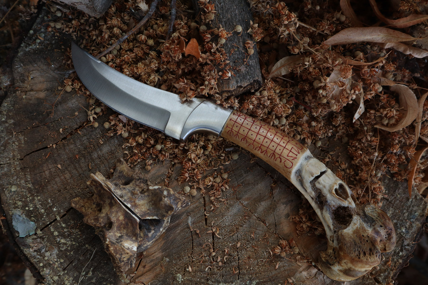 Nifhel Knife with Sacrum Stand