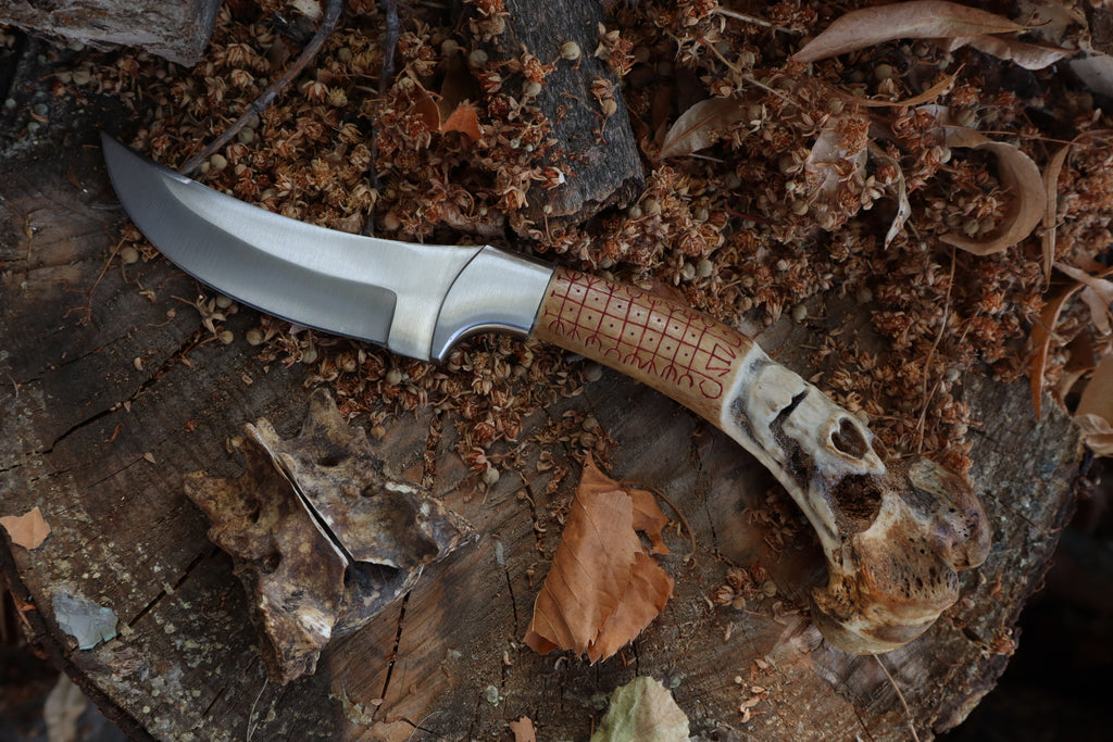Nifhel Knife with Sacrum Stand