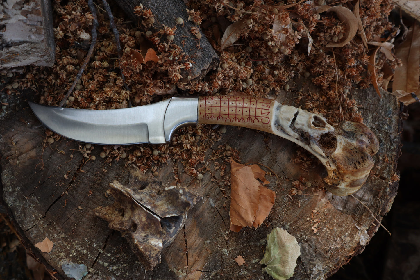 Nifhel Knife with Sacrum Stand