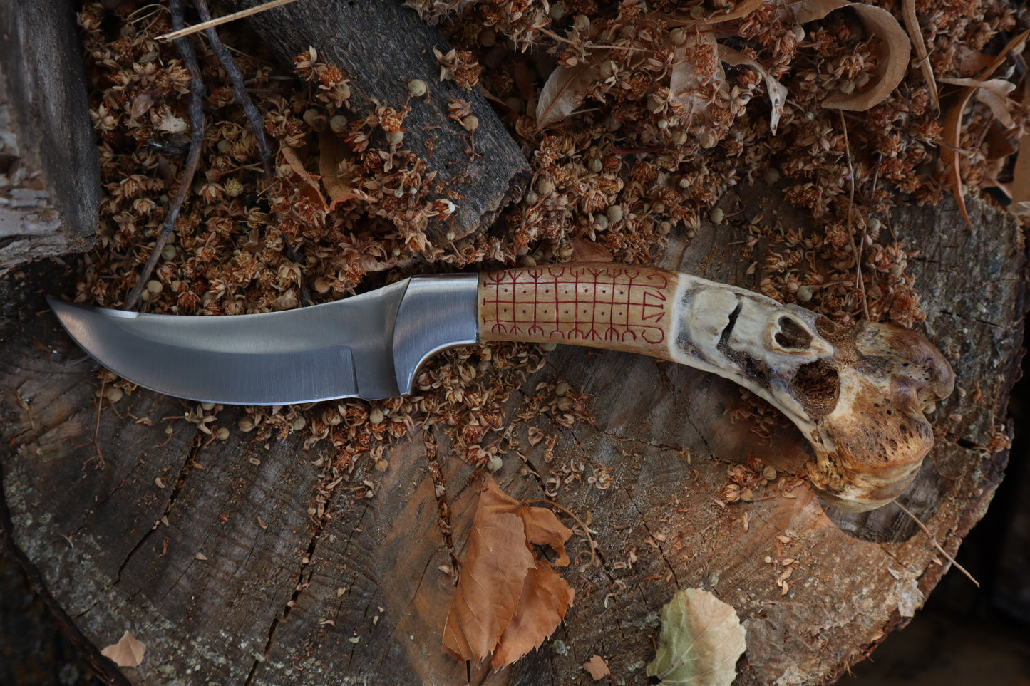 Nifhel Knife with Sacrum Stand