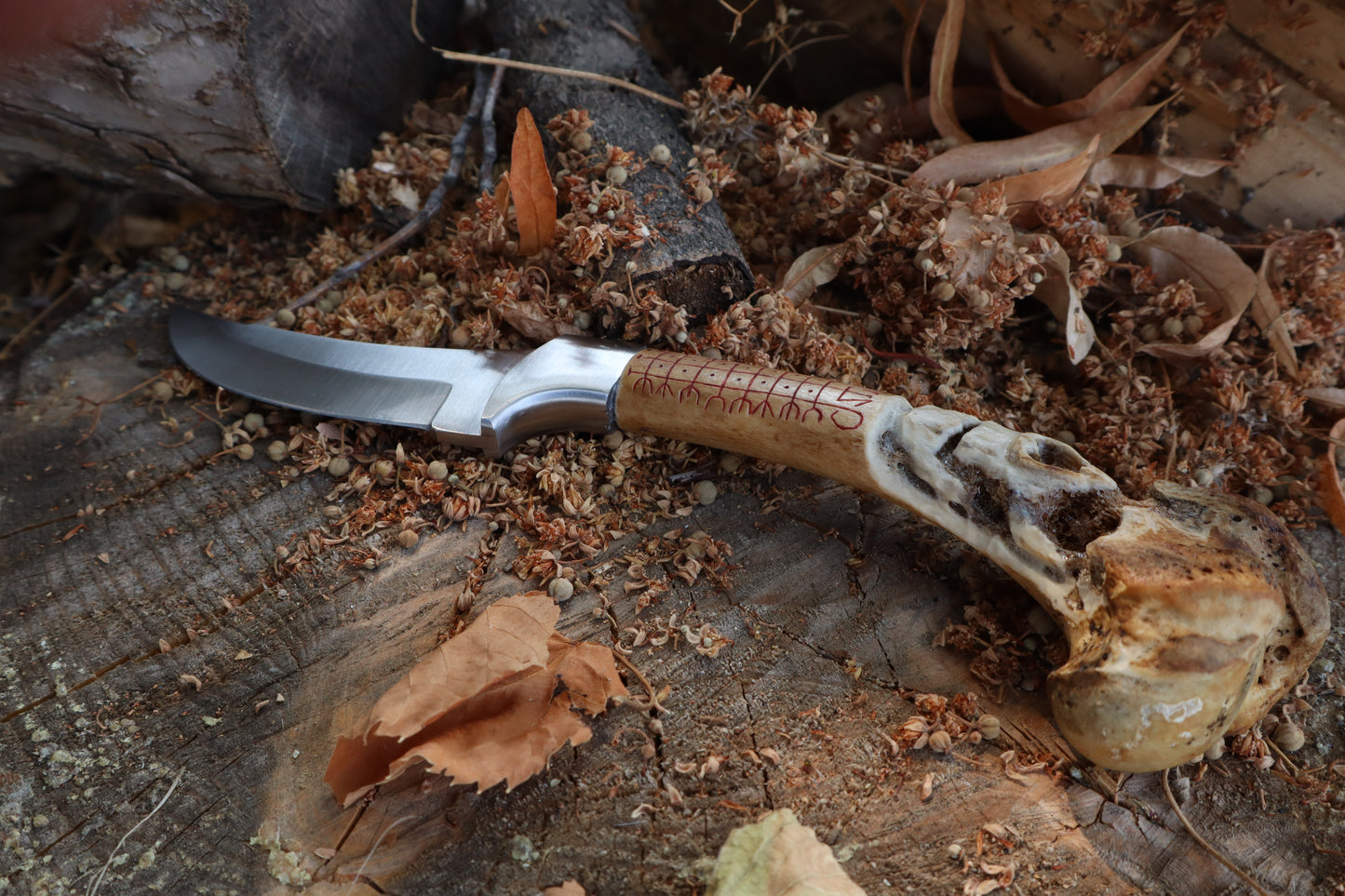 Nifhel Knife with Sacrum Stand
