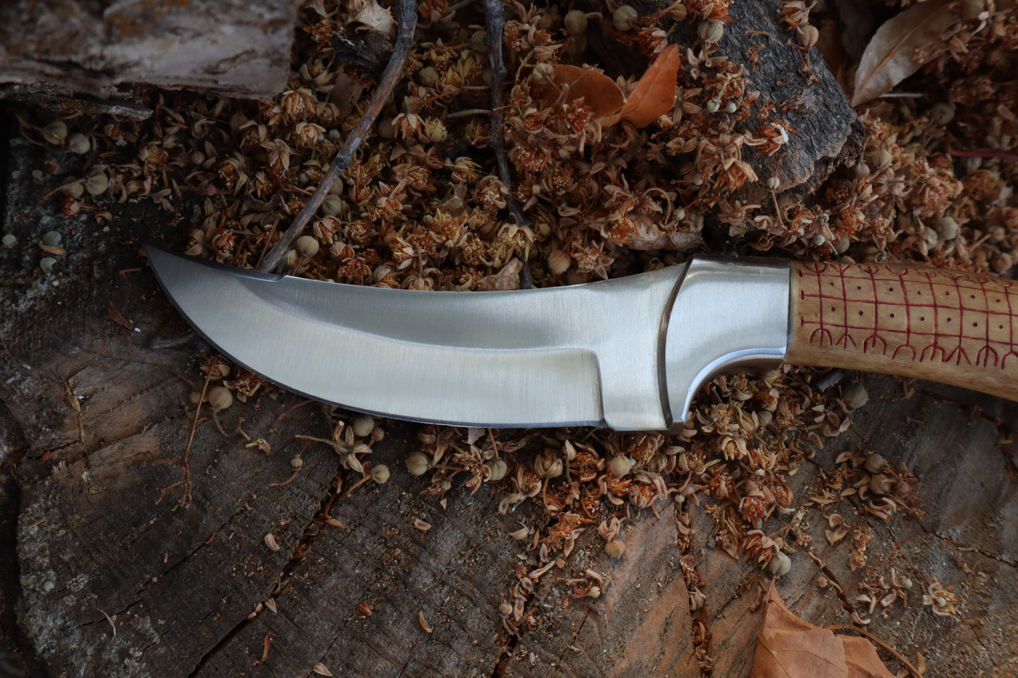 Nifhel Knife with Sacrum Stand