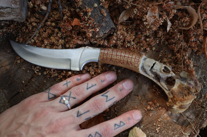 Nifhel Knife with Sacrum Stand