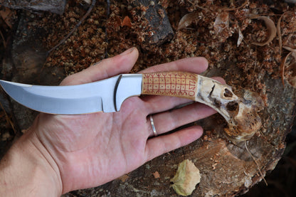 Nifhel Knife with Sacrum Stand