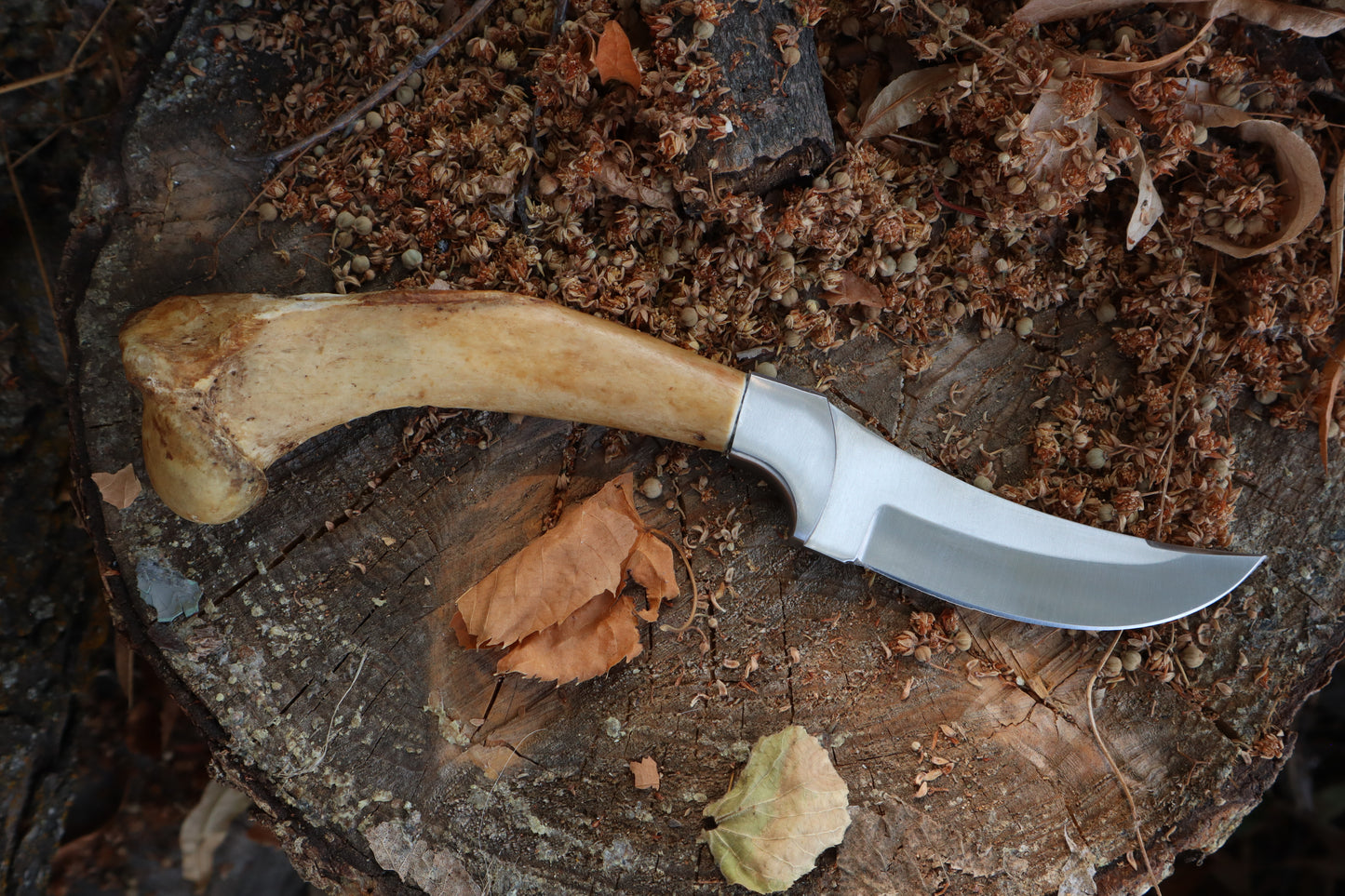 Nifhel Knife with Sacrum Stand