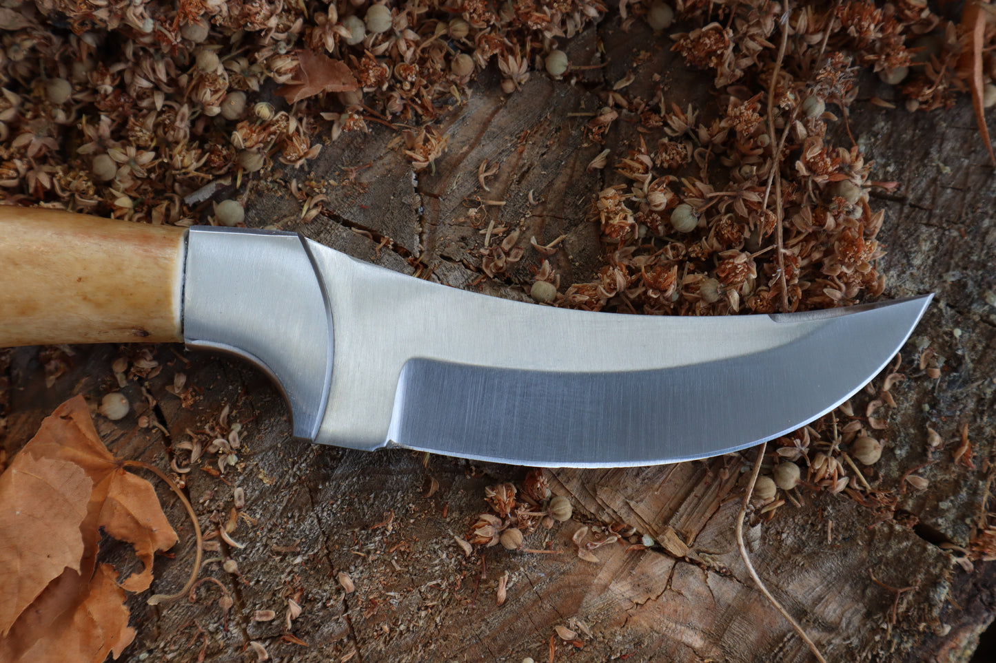Nifhel Knife with Sacrum Stand