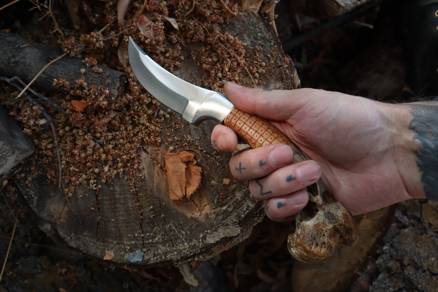 Nifhel Knife with Sacrum Stand