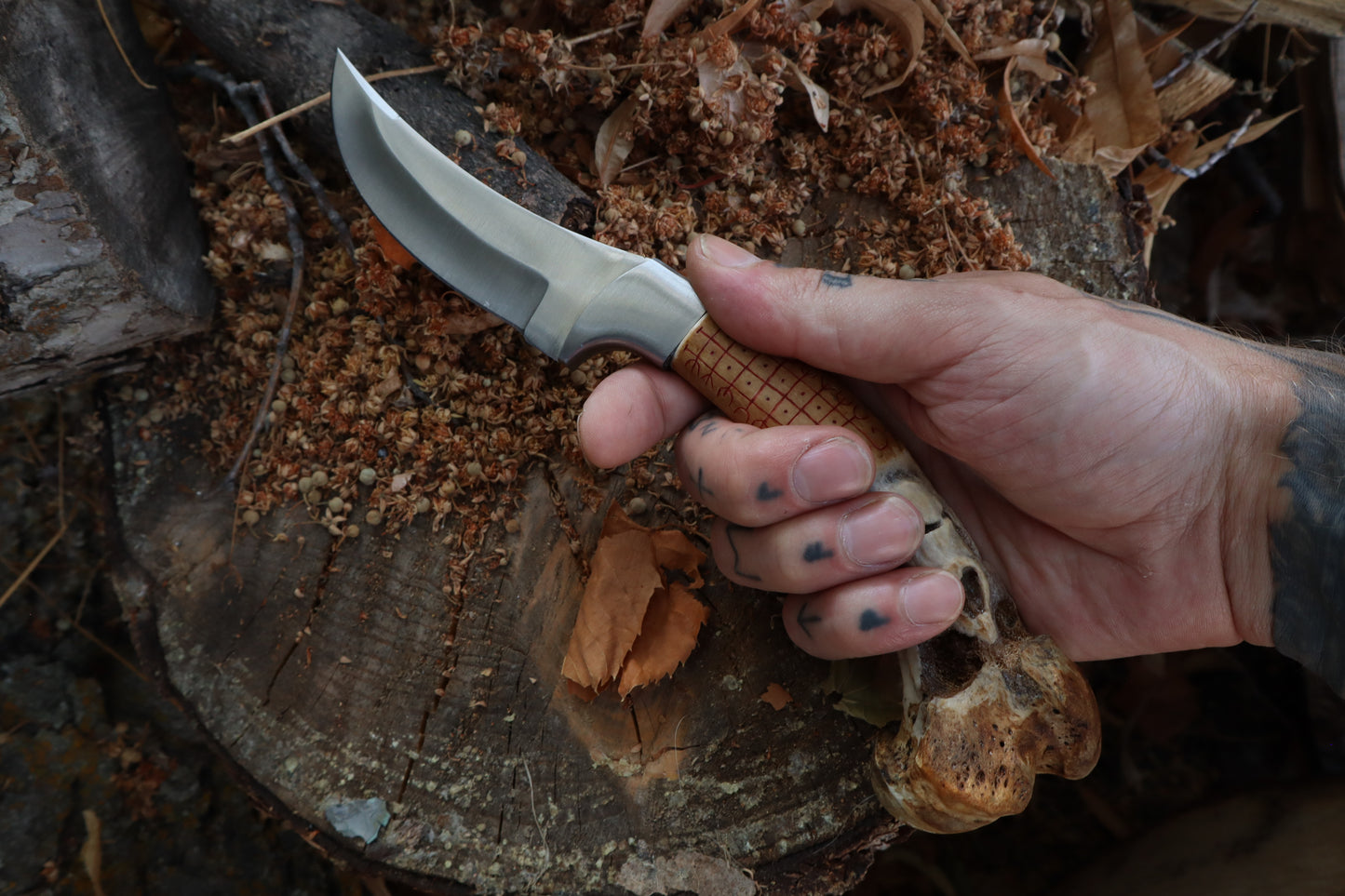 Nifhel Knife with Sacrum Stand