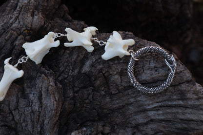 Fluid Coyote Tail Articulation with Ouroboros Ring